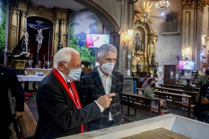 El ministro del Interior, Fernando Grande-Marlaska (d), junto al Padre Ángel (i), antes de una sesión de  Las Charlas de los Miércoles, organizadas por la ONG Mensajeros de la Paz, en la Iglesia de San Antón, a 6 de octubre de 2021, en Madrid (España).