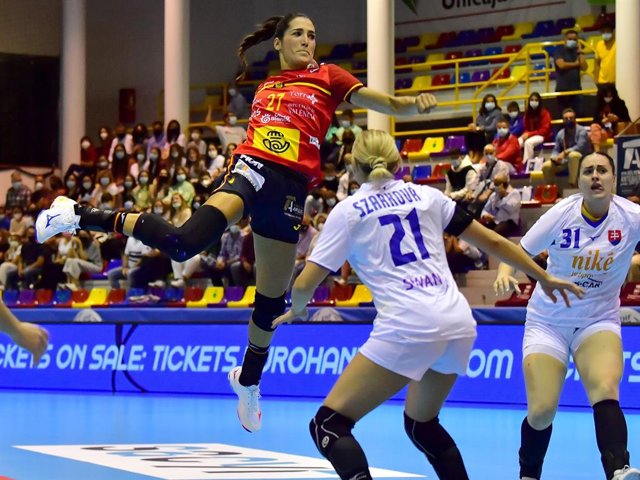 Lara González lanza a portería en el partido entre la selección española femenina de balonmano y Eslovaquia