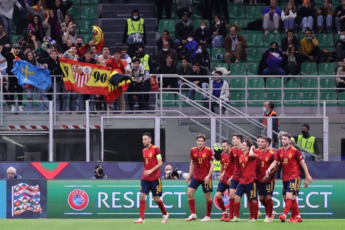 06 October 2021, Italy, Milan: Spain players celebrate scoring their side's first goal during the UEFA Nations League semi-final soccer match between Italy and Spain at San Siro Stadium. Photo: Fabrizio Carabelli/LPS via ZUMA Press Wire/dpa