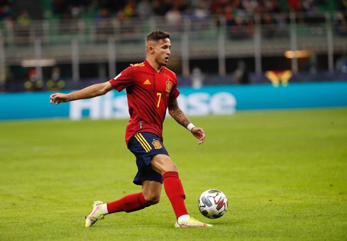 Yéremi Pino conduce la pelota en el Italia-España de la Liga de Naciones