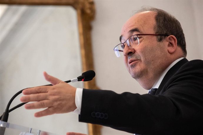 El ministro de Política Territorial y Función Pública, Miquel Iceta,  comparece durante la primera reunión de la Comisión Interministerial del Estatuto del Artista en la sede del Ministerio, a 22 de septiembre de 2021, en Madrid, (España). 