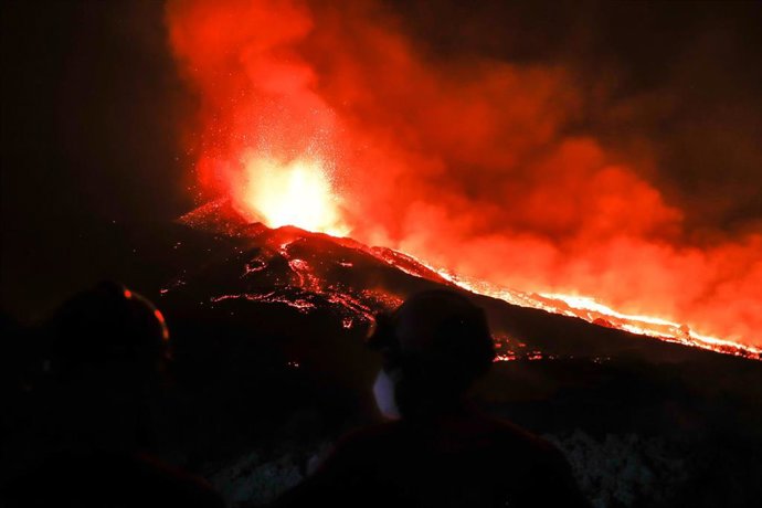 Varios efectivos de la UME estudian la erupción del volcán de Cumbre Vieja, a 3 de octubre de 2021, en La Palma