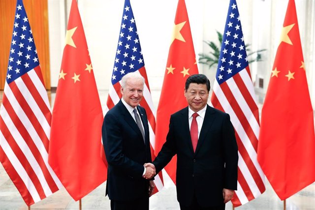 Archivo - El presidente de Estados Unidos, Joe Biden, saluda al presidente chino, Xi Jinping, durante una visita a Pekín en 2013 cuando ocupaba la Vicepresidencia estadounidense