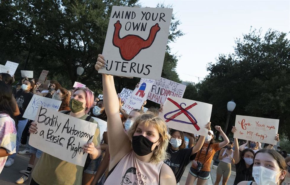 Archivo - Mujeres de la Universidad de Texas participan en una concentración en el Capitolio de Texas para protestar contra la ley del aborto.