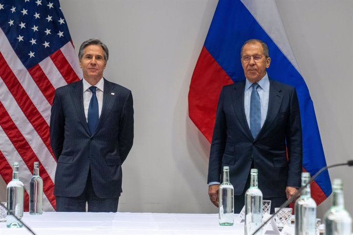 Archivo - HANDOUT - 19 May 2021, Iceland, Reykjavik: USSecretary of State Antony Blinken (L) receives Russian Foreign Minister Sergey Lavrov prior to their meeting. Photo: Ron Przysucha/US Department of State /dpa - ATTENTION: editorial use only and on