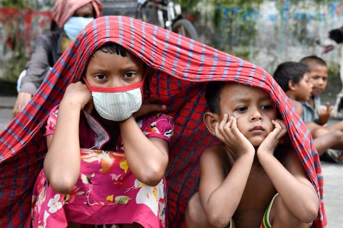 Archivo - 05 July 2021, Bangladesh, Dhaka: Children sit on the road waiting for free food during the new strict lockdown imposed to curb the spread of Coronavirus (Covid-19) in Dhaka. Photo: Piyas Biswas/SOPA Images via ZUMA Wire/dpa