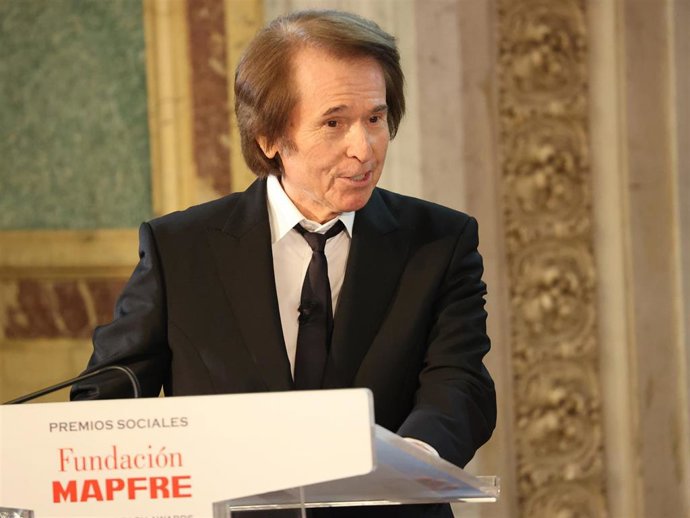 Raphael ha recibido el "Premio a toda una vida profesional" de la Fundación Mapfre de manos de la Reina Sofía