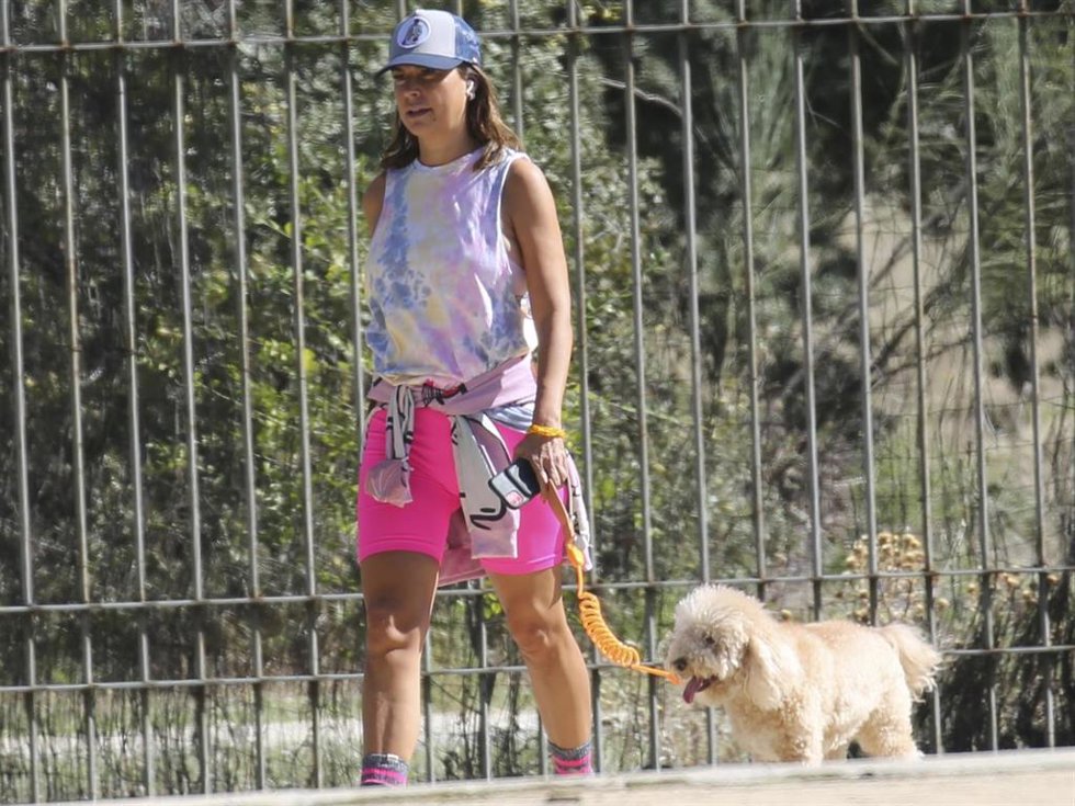 Raquel Perera, paseando a su mascota con un llamativo look