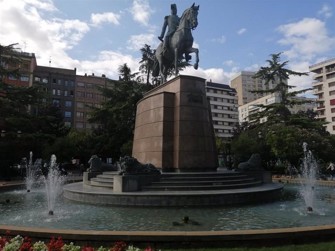 Archivo - El alcalde de Logroño, Pablo Hermoso de Mendoza, conmemora los 125 años del monumento ecuestre a la figura del general  Baldomero Espartero.