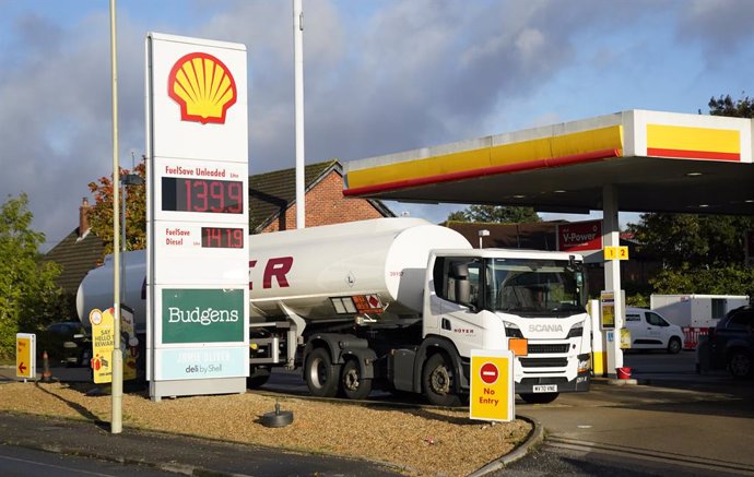 05 October 2021, United Kingdom, Basingstoke: A Hoyer tanker makes a delivery at a Shell petrol station. Photo: Andrew Matthews/PA Wire/dpa