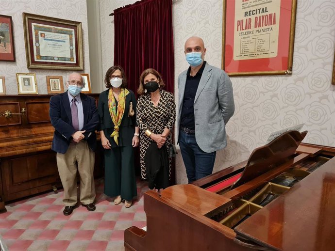 Las nietas del compositor Francisco Cales con el músico José Luis Temes