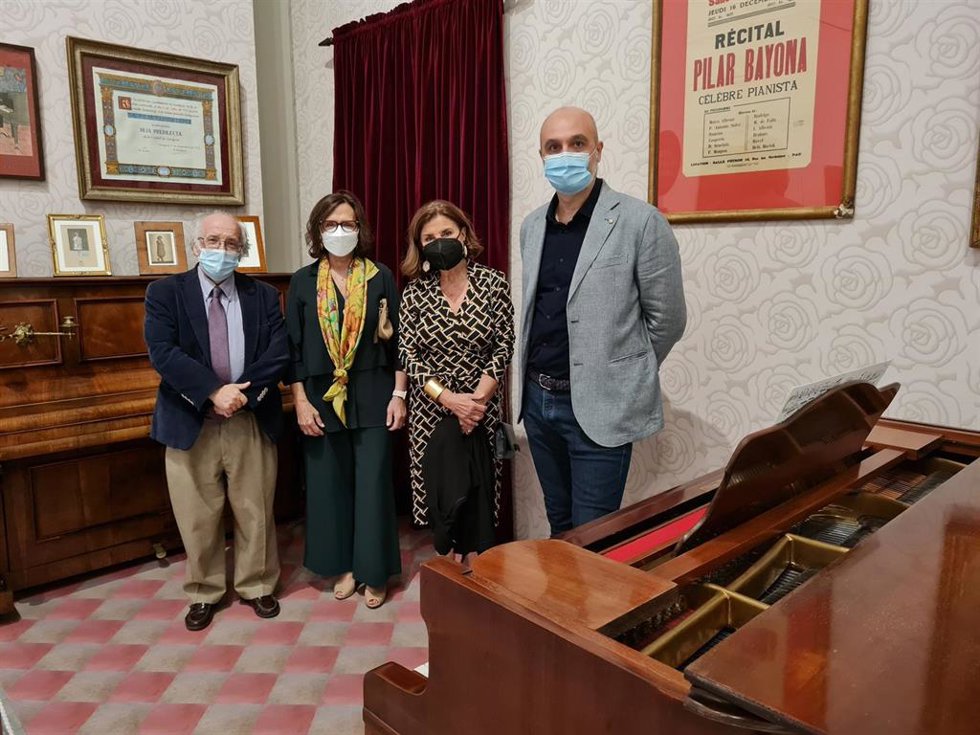 Las nietas del compositor Francisco Cales con el músico José Luis Temes