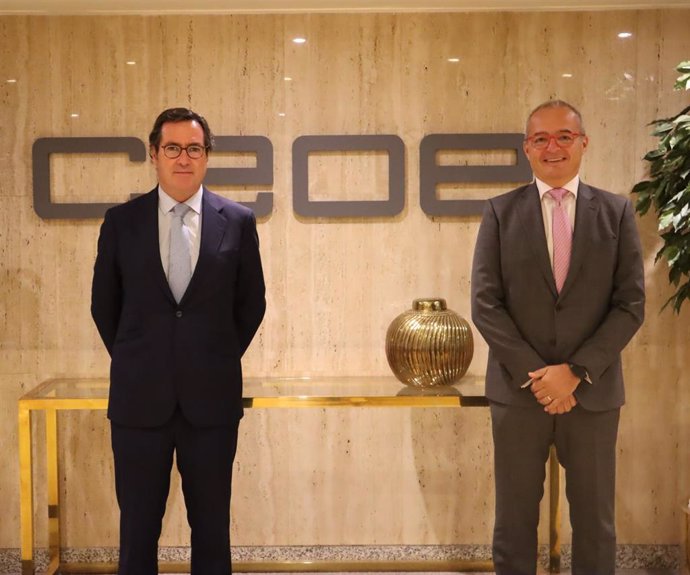 El presidente de CEOE, Antonio Garamendi (izda) y el director general de Oracle España, Albert Triola (dcha)