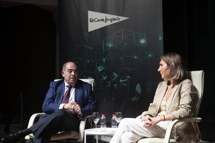 El presidente de la Asociación de Trabajadores Autónomos (ATA), Lorenzo Amor, y la consejera de Empleo, Formación y Trabajo Autónomo, Rocío Blanco.