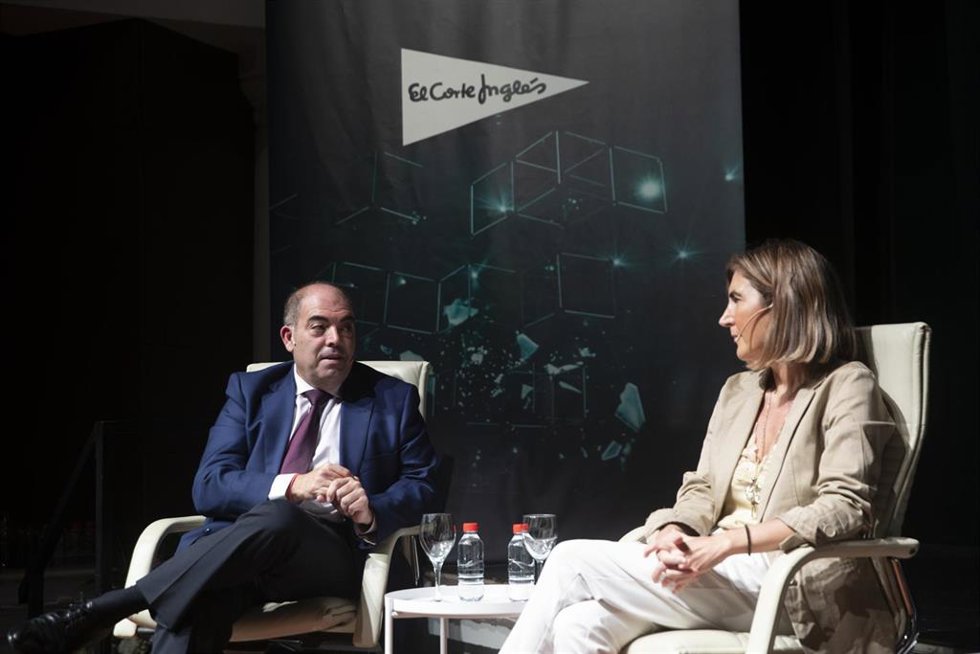 El presidente de la Asociación de Trabajadores Autónomos (ATA), Lorenzo Amor, y la consejera de Empleo, Formación y Trabajo Autónomo, Rocío Blanco.