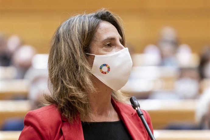 La vicepresidenta tercera del Gobierno y ministra para la Transición Ecológica y el Reto Demográfico, Teresa Ribera, interviene en una sesión de control al Gobierno en el Senado, a 5 de octubre de 2021, en Madrid, (España). El Senado celebra este martes