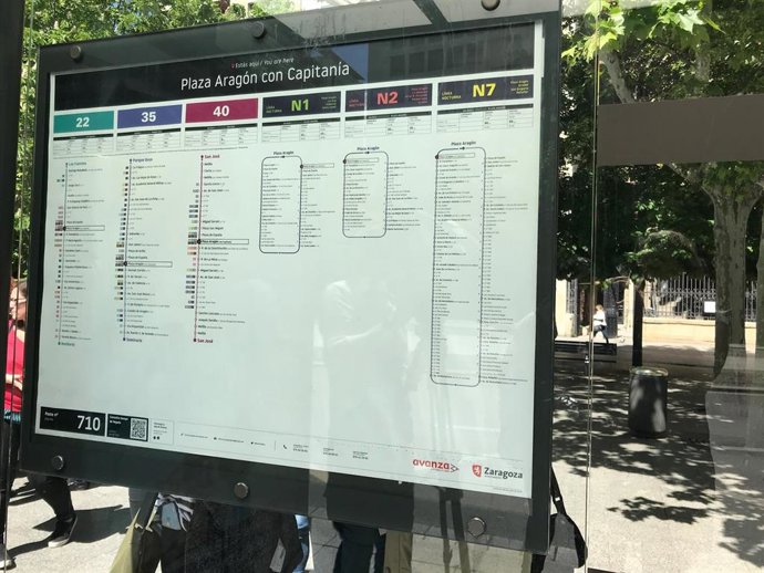 Archivo - Marquesina con el nuevo diseño gráfico de líneas de autobús