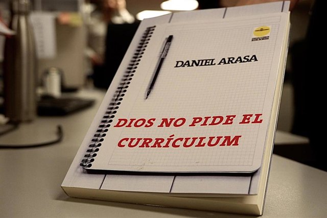 Portada del libro 'Dios no pide el currículum' del periodista y profesor Daniel Arasa