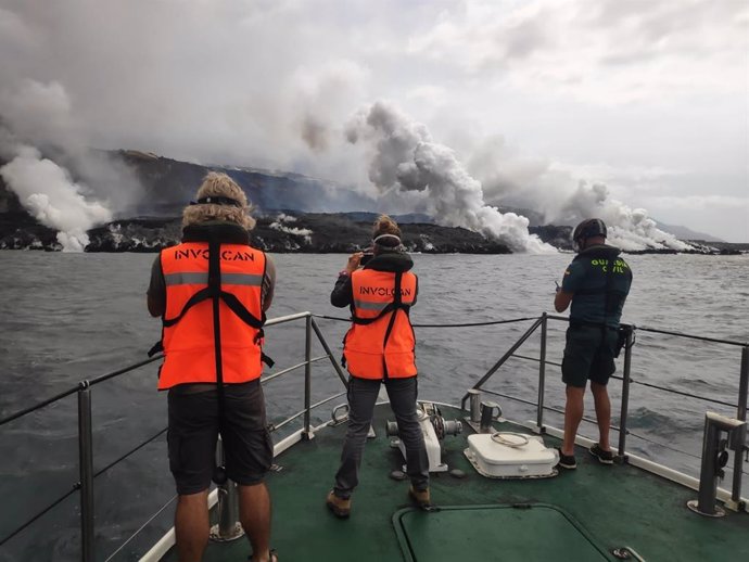 Científicos del Involcan toman medidas de SO2 del delta lávico del volcán de La Palma desde una patrullera de la Guardia Civil