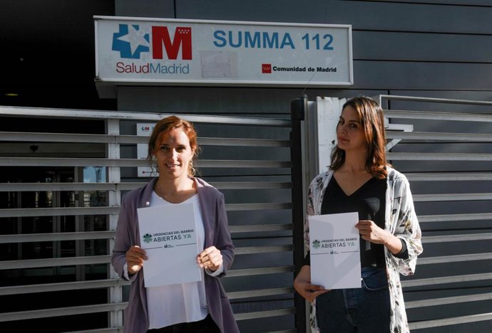 La portavoz de Más Madrid en el Ayuntamiento de Madrid, Rita Maestre (d), y la portavoz de Más Madrid en la Asamblea madrileña, Mónica García (i), posan después de informar sobre la situación de la sanidad pública en la Comunidad de Madrid 
