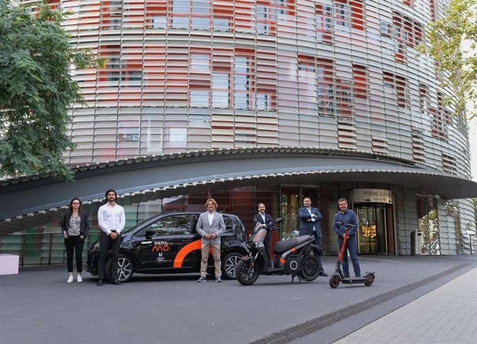 Los vehículos compartidos de Seat Mó ante la Torre Glries de Barcelona.