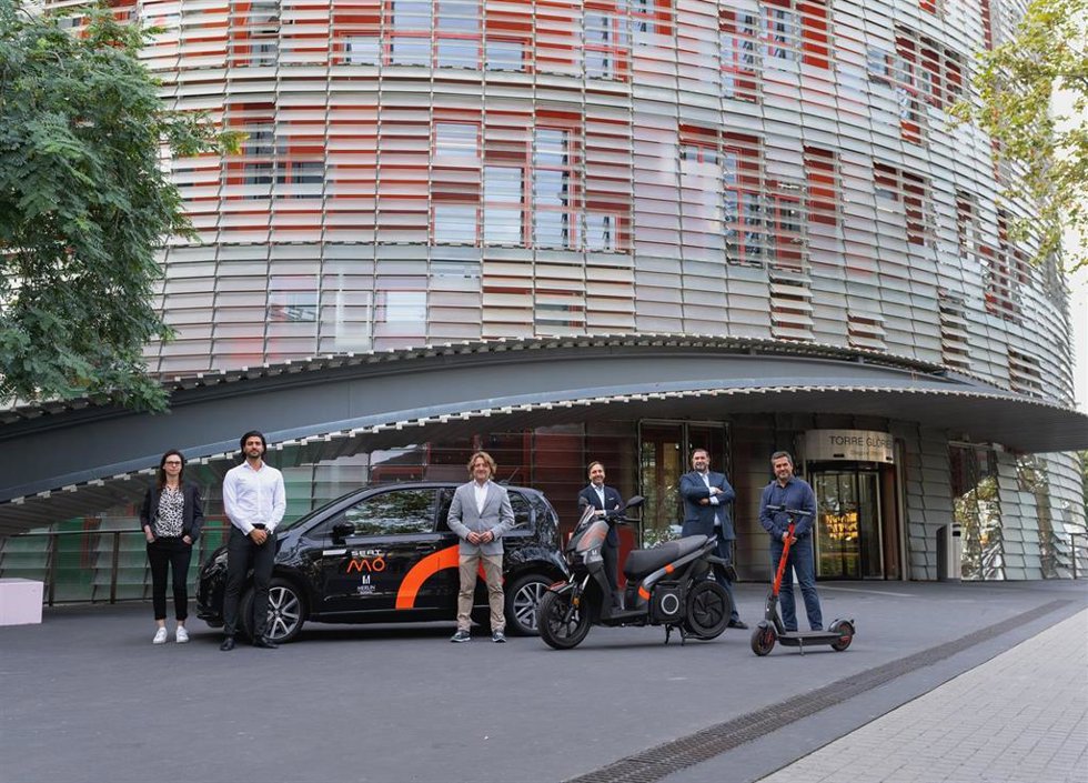 Los vehículos compartidos de Seat Mó ante la Torre Glries de Barcelona.
