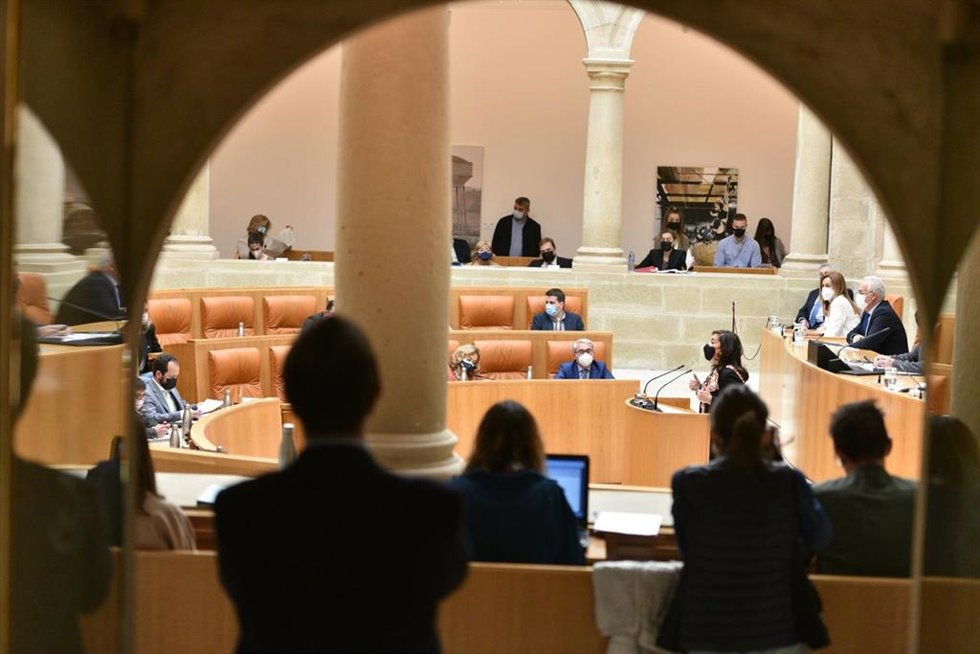 Archivo - La presidenta del Gobierno de La RIoja, Concha Andreu, interviene en el pleno del Parlamento de La Rioja