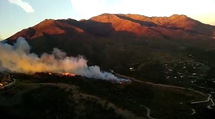 Imagen del incendio forestal en Casares (Málaga) declarado el pasado 6 de octubre de 2021