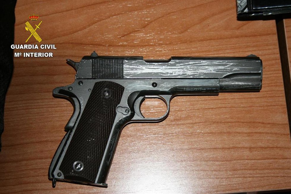 Pistola incautada por la Guardia Civil a los detenidos por intentar robar en Seseñaq