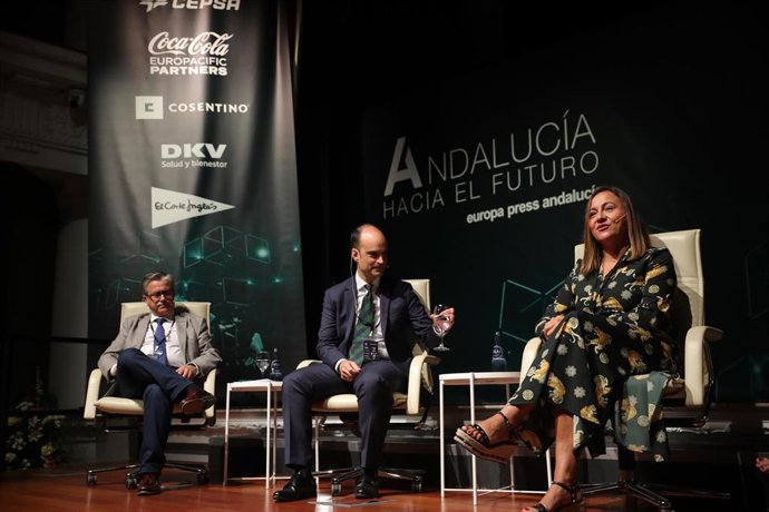 Santiago Alfonso, David Herrero y Sagrario Sáez, en la mesa redonda sobre 'economía verde'