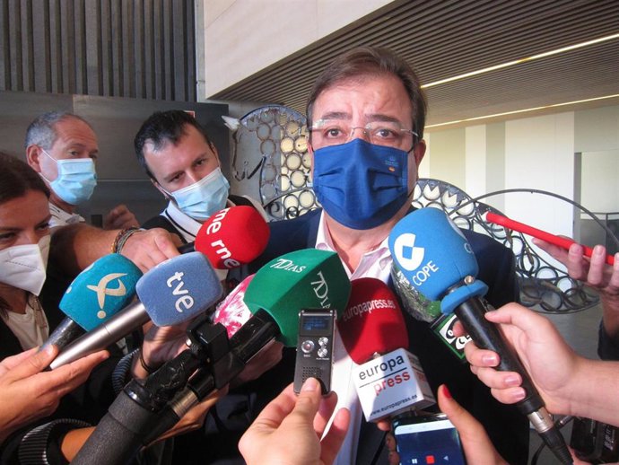 El presidente de la Junta de Extremadura, Guillermo Fernández Vara, atiende a los medios de comunicación.