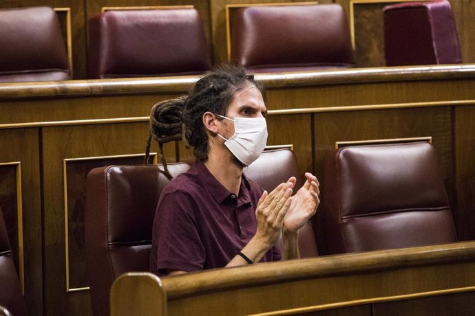 Archivo - El secretario de Organización de Podemos y diputado de Unidas Podemos en el Congreso, Alberto Rodríguez, aplaude en una sesión plenaria en el Congreso de los Diputados, a 8 de junio de 2021, en Madrid, (España).