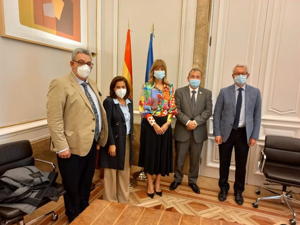 Representantes de USIE con la ministra de Educación y FP, Pilar Alegría, y otras autoridades del Ministerio de Educación y FP