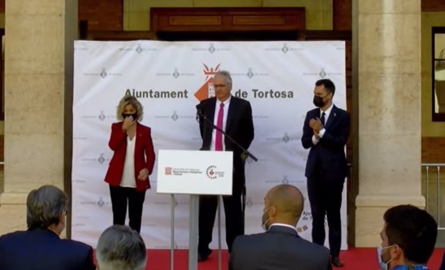 La alcaldesa de Tortosa (Tarragona), Meritxell Roigé; el director general de la empresa en España, Javier Macicior, y el conseller de Empresa y Trabajo de la Generalitat, Roger Torrent, este jueves