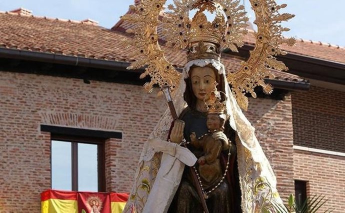 Talla de la Virgen de la Soterraña, en procesión en Olmedo.