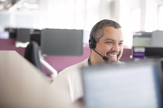 Archivo - Un teleoperador trabajando en un centro de atención al cliente 