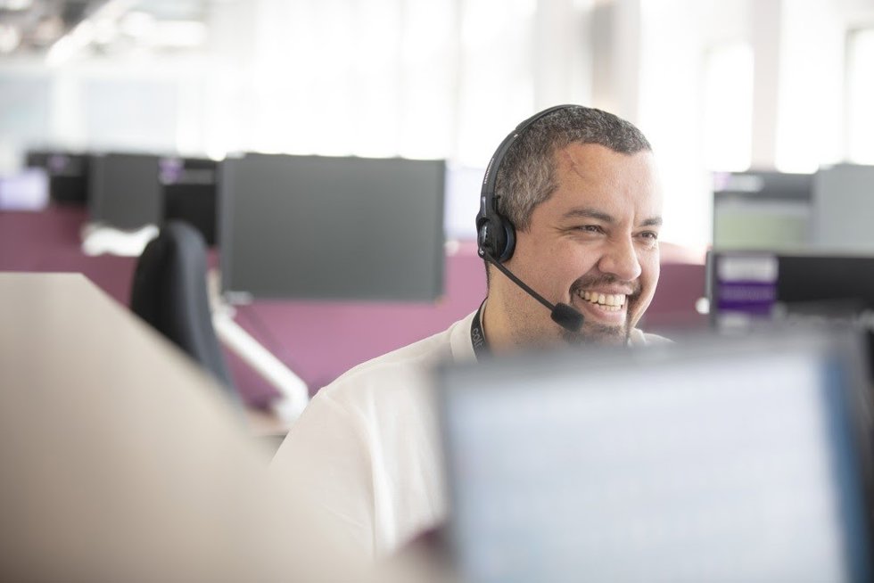 Archivo - Un teleoperador trabajando en un centro de atención al cliente