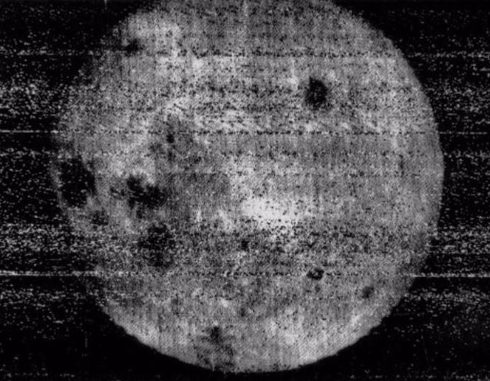 Primera imagen de la cara oculta de la Luna