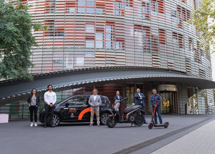 Els vehicles compartits de Seat Mó davant de la Torre Glries de Barcelona
