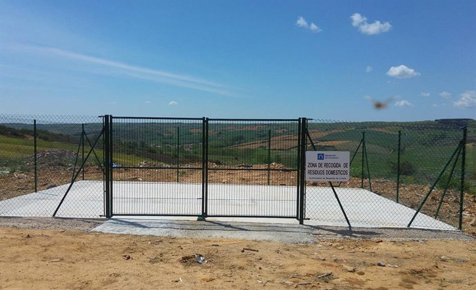 Imagen de una zona habilitada para recogida de escombros en Respenda de la Peña.
