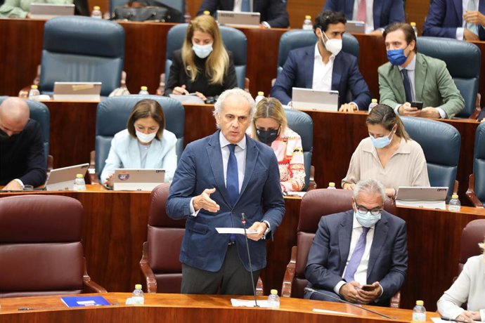El consejero de Sanidad, Enrique Ruiz Escudero, interviene en el Pleno de la Asamblea de Madrid