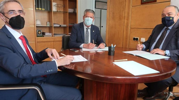 El concejal de Desarrollo Urbano, Luis Miguel García Copete, firma el convenio de colaboración con el director general de Ecotic, Andreu Vil Ramos; y el director general de AMBILAMP, Juan Carlos Enrique Moreno.