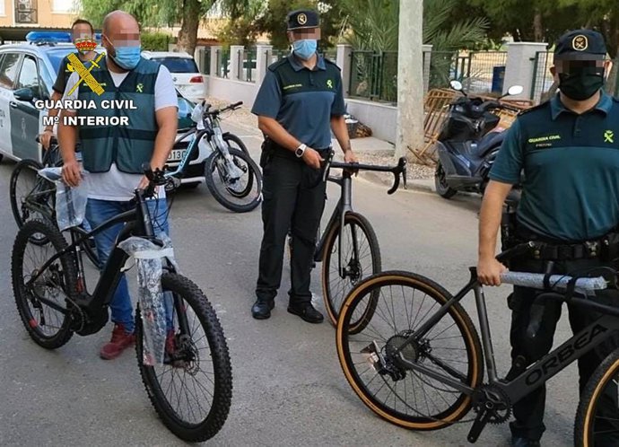 Agentes de la Guardia Civil posan con algunas de las bicicletas recuperadas