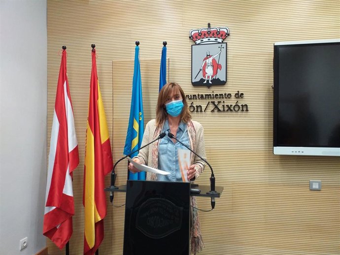 Ana Isabel Menéndez, concejala de Ciudadanos en Gijón, en rueda de prensa en el Consistorio gijonés