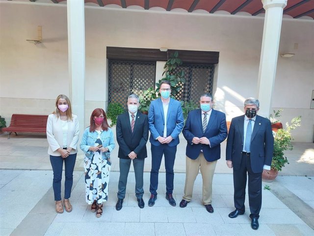 Asistentes a la mesa de trabajo sobre la FP.