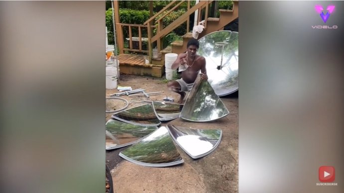 Este joven cocina con el sol utilizando su propia cocina al aire libre hecha de paneles solares