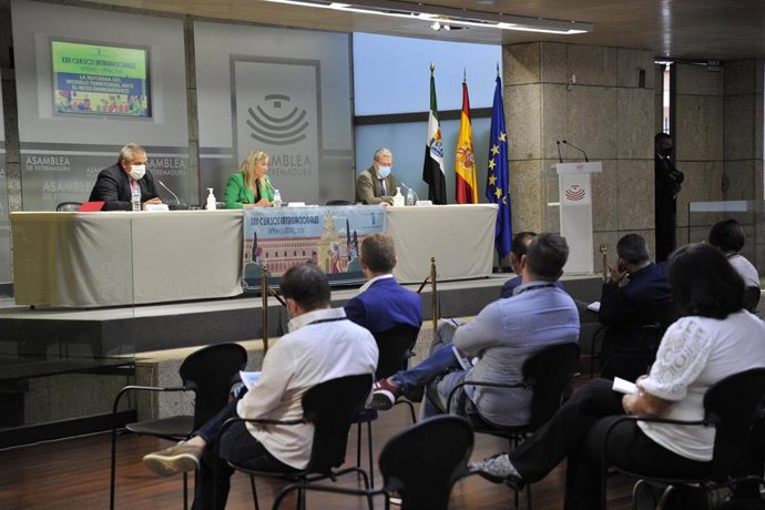 Curso de la UEx sobre el reto demográfico en la Asamblea de Extremadura.