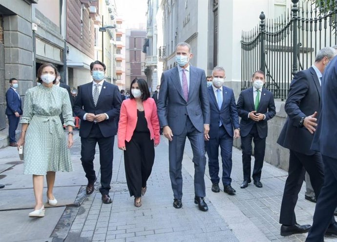 El Rey Felipe VI, a su llegada al Parlamento de Canarias con motivo de la entrega de la Medalla de Oro de la Real Academia Canaria de las Artes