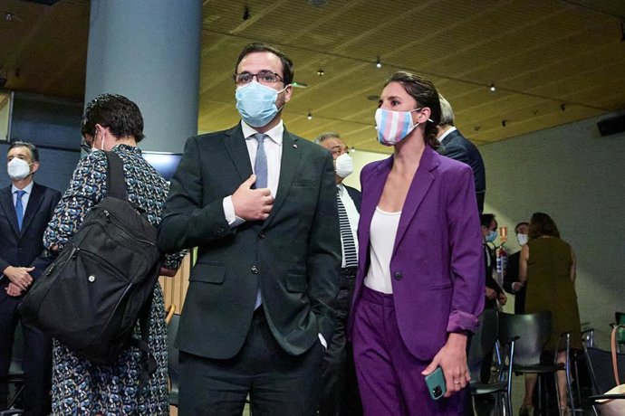Archivo - El ministro de Consumo, Alberto Garzón, conversa con la ministra de Igualdad, Irene Montero, en un acto para abrir el nuevo curso político, a 1 de septiembre de 2021, en Casa América, Madrid, (España).