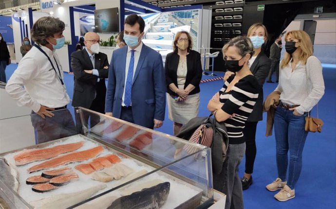 El secretario xeral del PSdeG, Gonzalo Caballero, con varios diputados y cargos socialistas, en la feria Conxemar 2021.